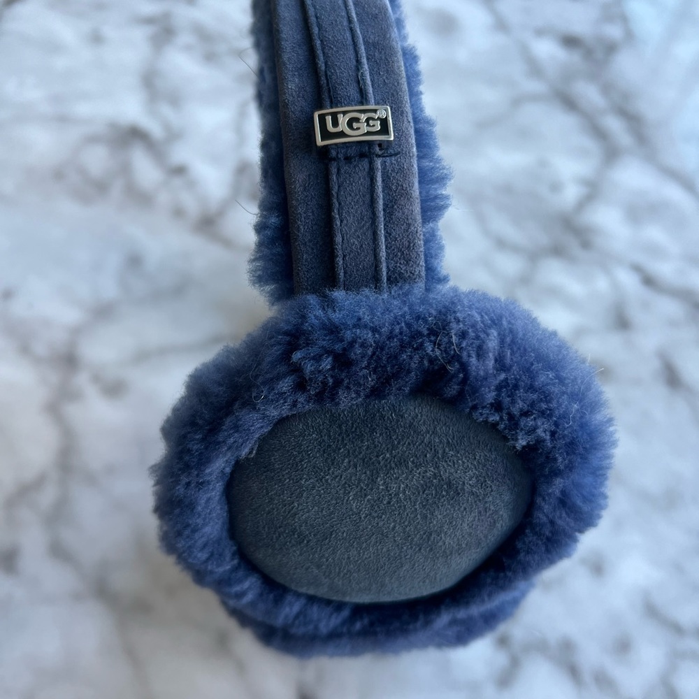 Ugg earmuffs with built-in earphone functionality